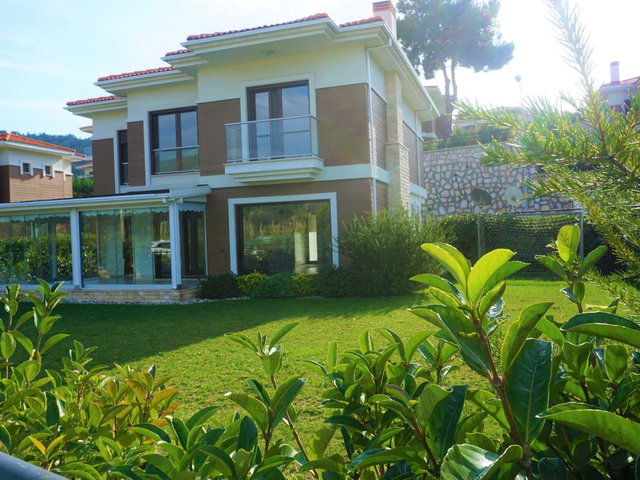 REMAX YELKEN'DEN GÜZELBAHÇE DE HAVUZLU GÜVENLİKLİ SİTE İÇİ TAM MÜSTAKİL VİLLA