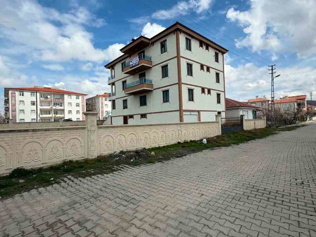 ŞEREFLİKOÇHİSARDA CADDE ÜZERI KÖŞE PARSEL AYRI TAPULU KATLAR KOMPLE BINA YATIRIM FIRSATI