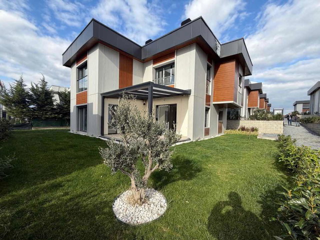 TEKİRDAĞ SÜLEYMANPAŞA’DA-HAVUZLU-LÜKS VE SIFIR ASANSÖRLÜ TRİPLEKS VİLLA
