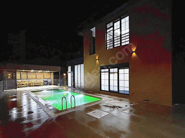 REMAX NACİYE'DEN ERENKÖY SAHİLDE 4+1 TRİPLEKS HAVUZLU ULTRALÜKS VİLLA