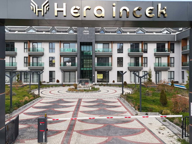 HERA İNCEK SİTESİ’NDE KİRACISIZ ÖZEL BAHÇELİ SATILIK 1+1 DAİRE