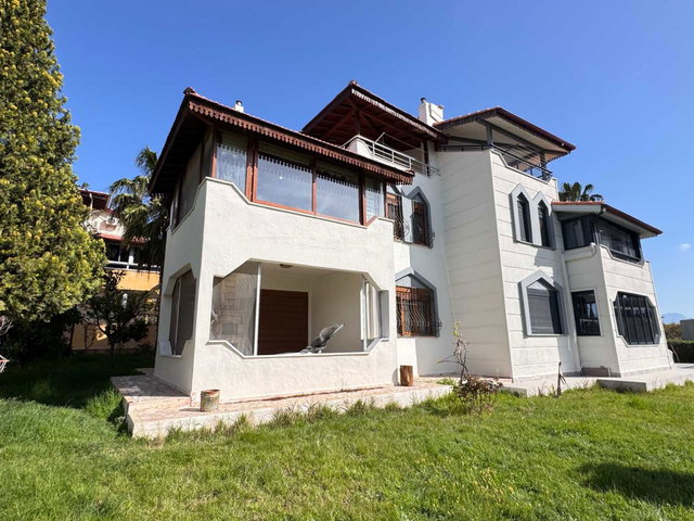 MANAVGAT ÇOLAKLI MAHALLESINDE DENIZE YAKIN KONUMLU SITE IÇERISINDE SATILIK TRIPLEKS VILLA