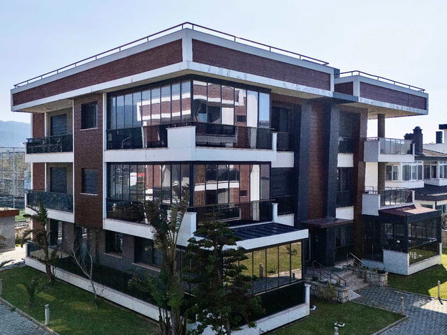 YALI'DA DENIZ MANZARALI, HAVUZLU SITEDE LÜKS BAHÇE KATI