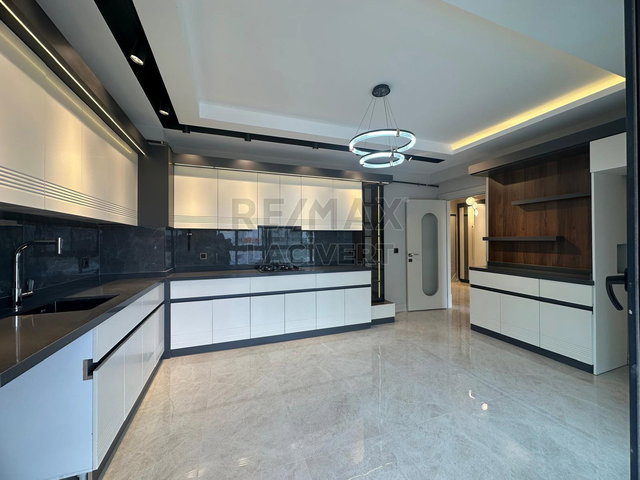 RE/MAX LACİVERT'TEN ILDIZKENT'TE SATILIK LÜKS 4+1 DAİRE