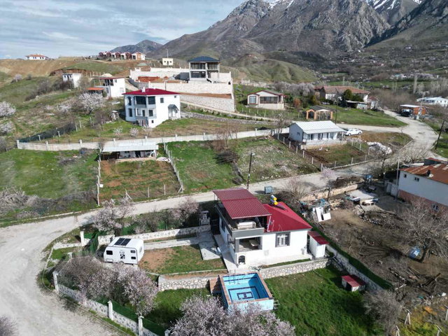 REMAX DOĞU'DAN GÖL MANZARALI HARİKA HAZIR YAZLIK EV