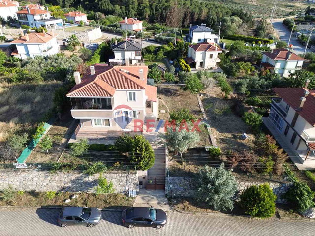 URLA BADEMLER'DE SITE İÇİ TAM MÜSTAKİL GENİŞ BAHÇE KİRALIK VİLLA