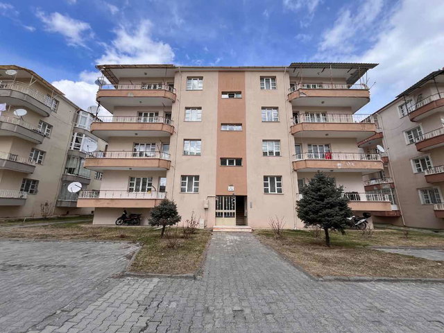 REMAX DEM'DEN ERGENEKON MAH.ÖZCAN SİTESİNDE 4+1 BAKIMLI SATILIK