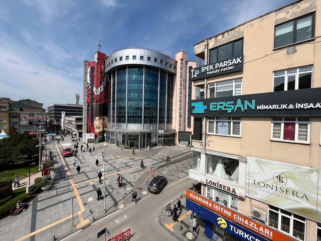 İZMIT KARABAŞ MAHALLESI’NDE, İSTIKLAL CADDESI ÜZERINDE KÖŞE KONUMDA SATILIK 4+1 HAZIR OFIS