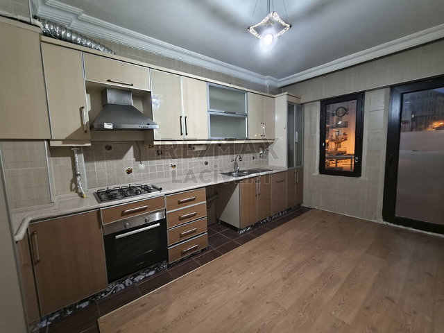 Re/max Lacivert'ten Şükrüpaşa'da Kiralık 4+1 Daire