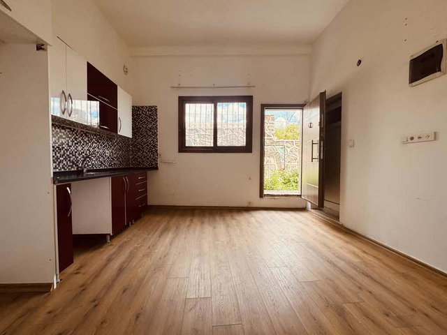 BORNOVA MERKEZE 5 DK MESAFEDE BAHÇE KATI 2+1 KİRALIK DAİRE