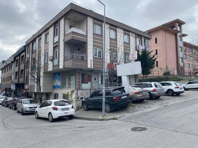 AZ KATLI KÖŞE BİNADA ÖNÜ AÇIK İÇİ YENİLENMİŞ 85M2 NET 2+1