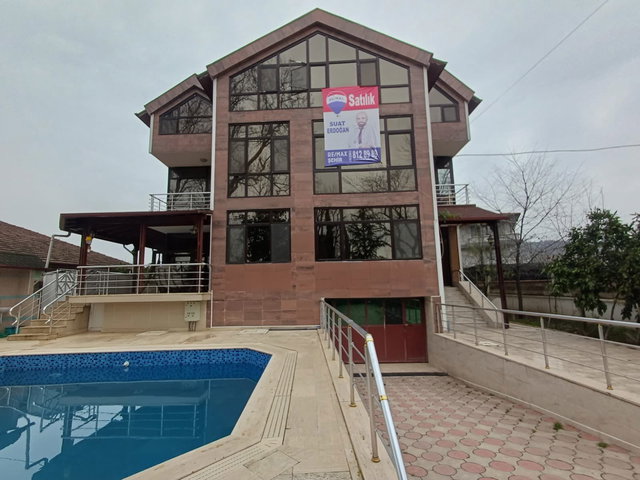 YALOVA TERMAL YOLUNA CEPHELİ HAVUZLU SATILIK MÜSTAKİL VİLLA