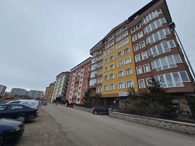 REMAX İLKE'DEN ŞEHİR MERKEZİ'NDE ARA KAT 3+1 KİRALIK DAİRE