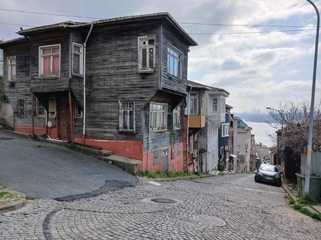 REMAX7TEPEDEN YALIKÖYDE MÜSTAKİL EV