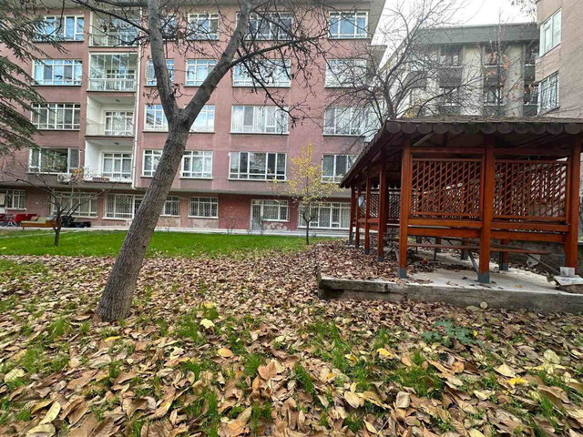 BAHÇELİEVLER MERKEZ'DE BAKIMLI BAHÇE KATI 2+1 DAİRE