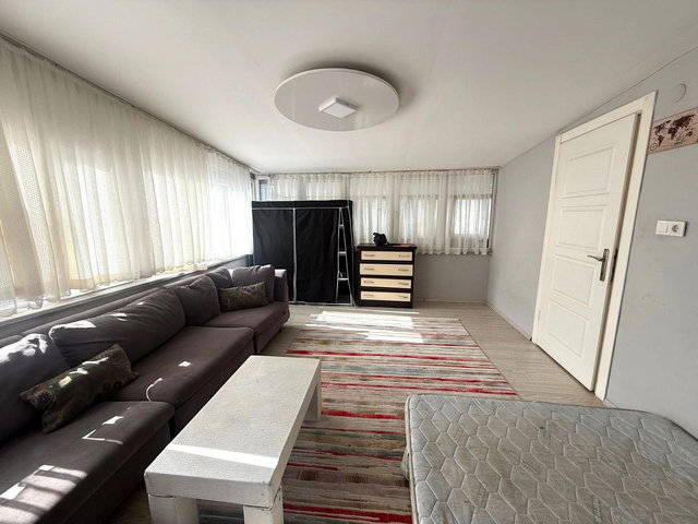 RE/MAX İNCİ'DEN ATATÜRK MAH. KİRALIK EŞYALI TERASLI 1+1 ÇATI KATI DAİRE
