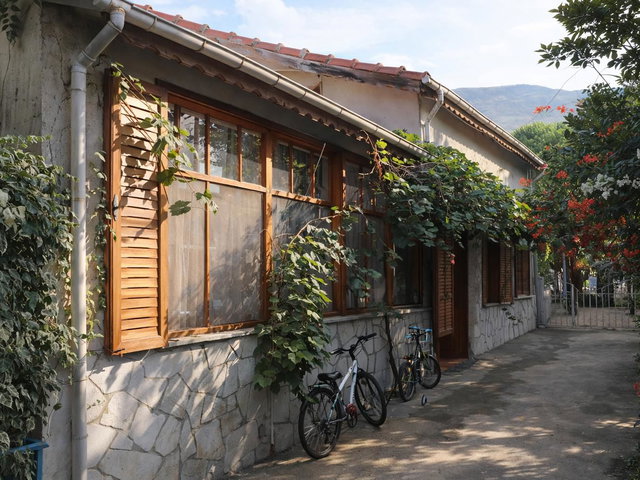RE/MAX İNCİ'DEN MARMARA ADASI ÇINARLI MAH. SATILIK MÜSTAKİL EV VE BAHÇESİ