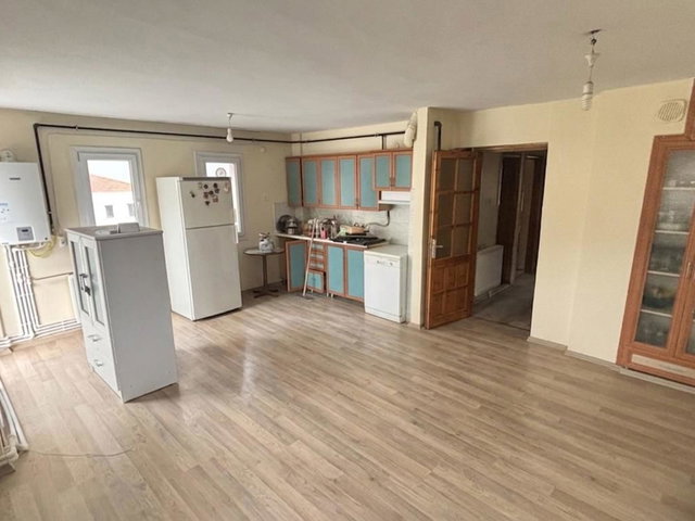 FOÇADA SITE IÇERISINDE TADILATLI KIRALIK 2+1 DAIRE