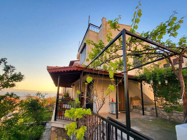 RE/MAX YELKEN’DEN SIĞACIK GÜNEŞKÖY SİTESİ’NDE SATILIK VİLLA