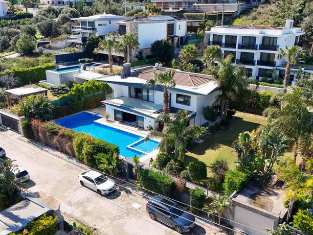 ÇEŞME DALYANDA DENİZ MANZARALI MUHTEŞEM VİLLA