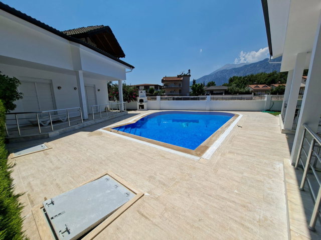 KEMER MERKEZDE SATILIK HAVUZLU VILLA