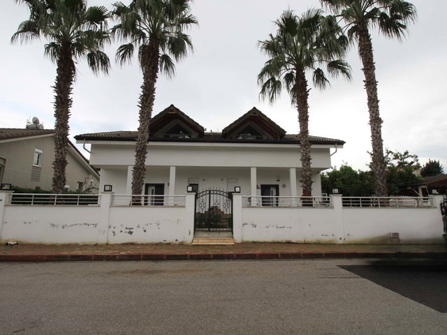 KEMER MERKEZDE SATILIK HAVUZLU VILLA(TAMAMNINA KREDİ KULLANIR)