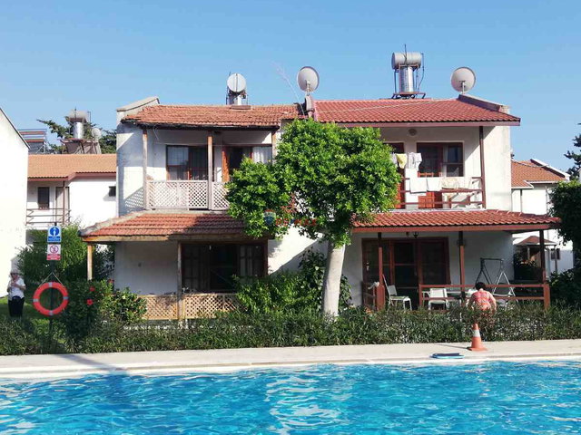 DENIZE SIFIR SITEDE HAVUZ ÖNÜ 3+1 SATILIKVILLA!