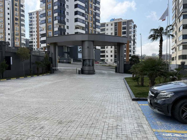 ASUMAN MÜTEVELLİOĞLU’DAN GÜVENLİKLİ DENİZ MANZARALI SİTE DAİRESİ
