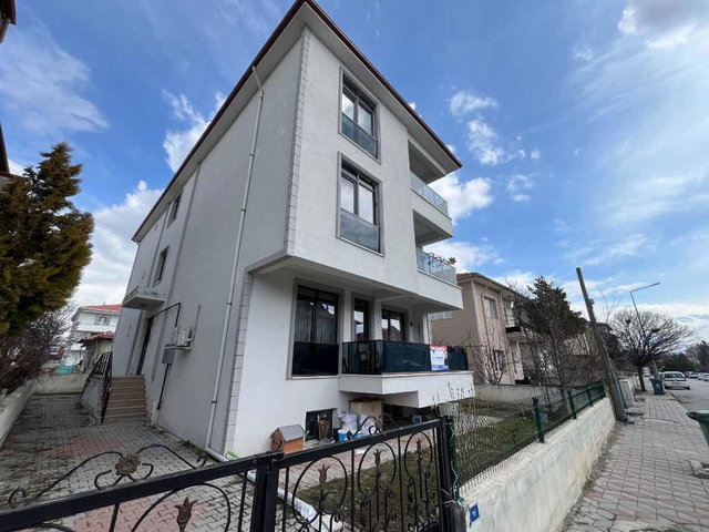 REMAX DEM/DEN BAHÇELİ EVLERDE SATILIK 3+1 LÜX 150 M2 DAİRE