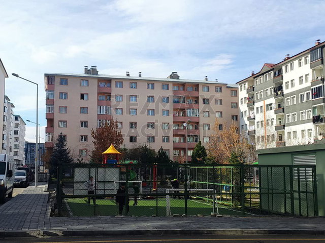 RE/MAX LACİVERT'TEN YILDIZKENT'TE SATILIK 3+1 DAİRE