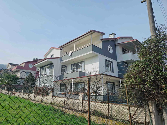 REMAX MYRA'DAN YENİKÖYDE KİRALIK 4+1 GENİŞ DAİRE (4 BLOKLU SİTE)