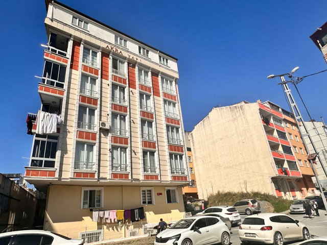 ARNAVUTKÖY MERKEZDE AVLU34 YANI SATILIK GENİŞ DAİRE
