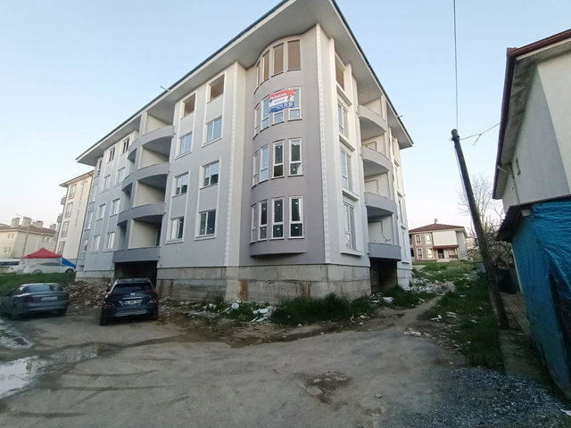 SAKARYA FERİZLİ  DEVLET MAHALLESİ GENİŞ  FERAH  3+1 SATILIK DAİRE