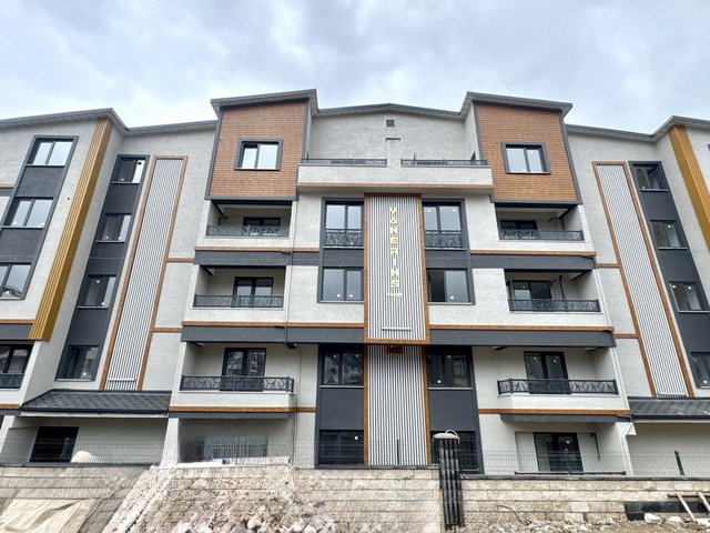 YAZLIKDA GENIŞ BAHÇELI OTURUMA HAZIR SITE İÇI 3+1 BAHÇE DUBLEKS