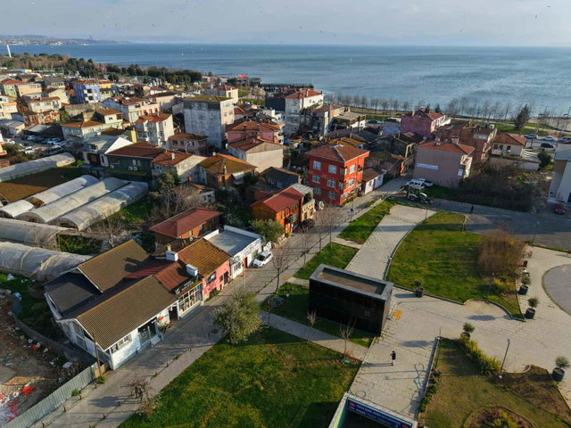 TUZLA POSTANE DE SAHİL DİBİNDE BAHÇELİ MÜSTAKİL 2 KATLI EV