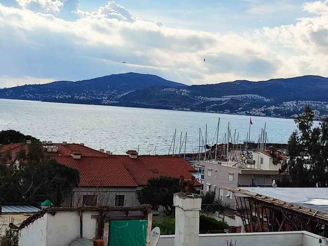 ÇANDARLI ADA MAHALLESİ’NDE EŞYALI, DENİZ MANZARALI 2+1 SÜREKLİ KİRALIK DAİRE
