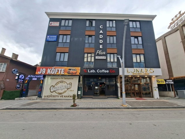 REMAX DEM'DEN ÇARŞI IÇINDE  CADDE PLAZADA EŞYALI  2+0 DAİRELER