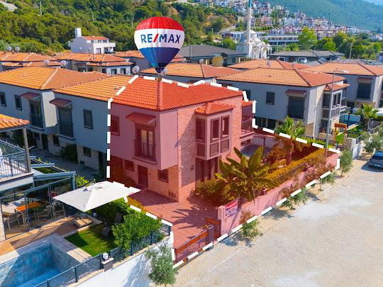OKSIJEN DEPOSU GÜZELÇAMLI'DA DENIZE YÜRÜME MESAFESI KÖŞE KONUM MÜSTAKIL HAVUZLU VILLA