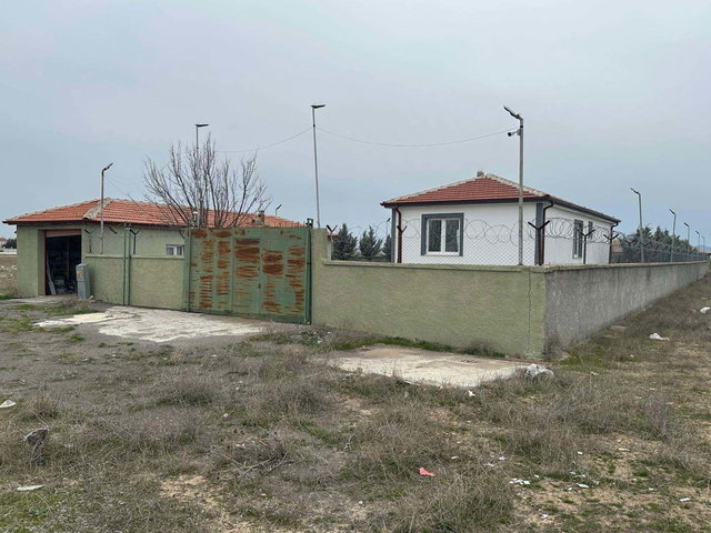 3 KAT İMARLI 916 M² ARSA ÜZERİNDE RUHSATLI YAPILAR