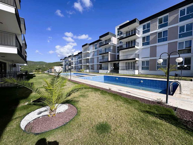 DENIZ VE DOĞA MANZARALI HAVUZLU SİTEDE SATILIK SIFIR 1+1 DAİRE