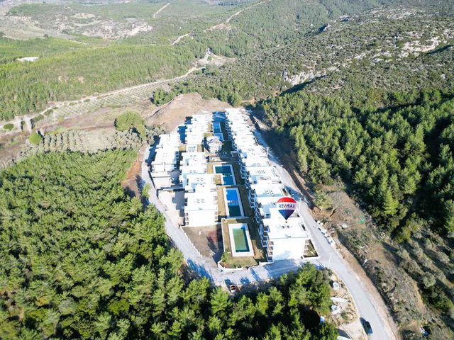 DENIZ VE DOĞA MANZARALI HAVUZLU SİTEDE SATILIK SIFIR 1+1 DAİRE