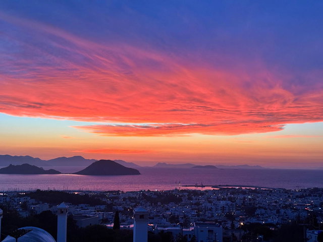TURGUTREİS’TE FULL DENİZ MANZARALI, YENİLENMİŞ SATILIK 2+1 DAİRE