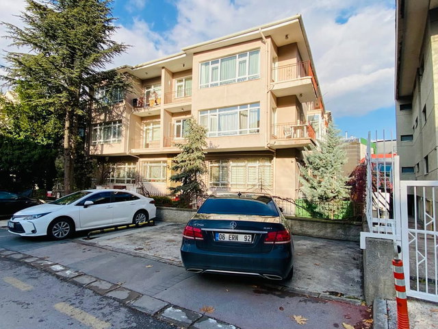 GOP KIZ KULESİ SOKAK'TA ELÇİLİKLERE KOMŞU 2+1 SATILIK DAİRE