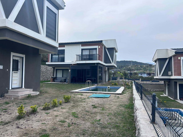KARABURUN’UN GÖZDESI MORDOĞAN’DA HAVUZLU SITE İÇINDE 2+1 VILLA