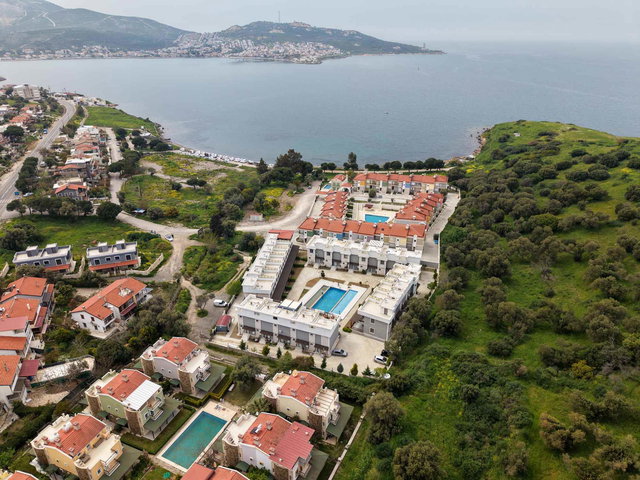 YENI FOÇA'DA DENIZE SIFIR HAVUZLU EŞYALI SATILIK LÜX VILLA
