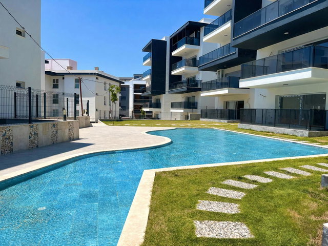 HAVUZLU SITE IÇERISINDE SATILIK 3+1 DAIRE