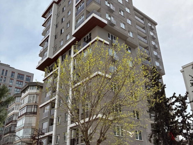 KOZYATAĞI'NDA METROYA ÇOK YAKIN SIFIR BİNADA BALKONLU SATILIK 2+1