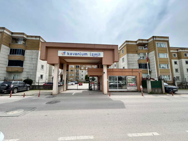 ALİKAHYA KAVANİUM 833 ADADA SATILIK 2+1 HAVUZ CEPHELİ DAİRE