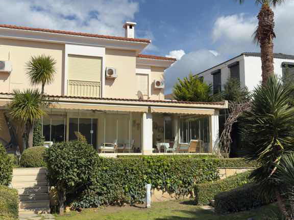 ÇEŞME ALAÇATI DA 4+1 ÖZEL BİR VİLLA .