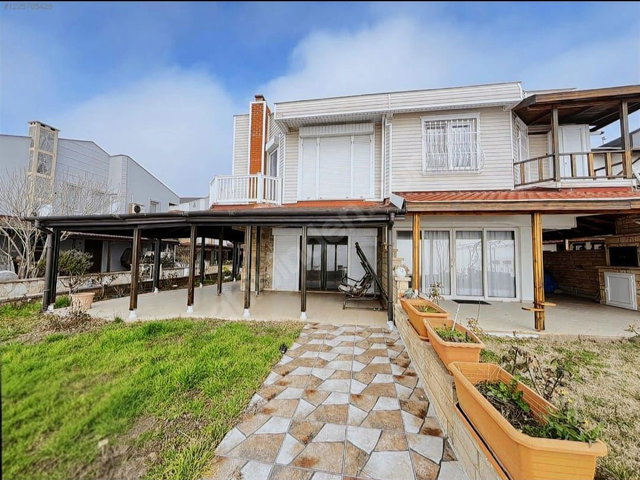 REMAX LAND DEN ÜNAL 1 SITESINDE DENIZE SIFIR 4+1 SATILIK VILLA